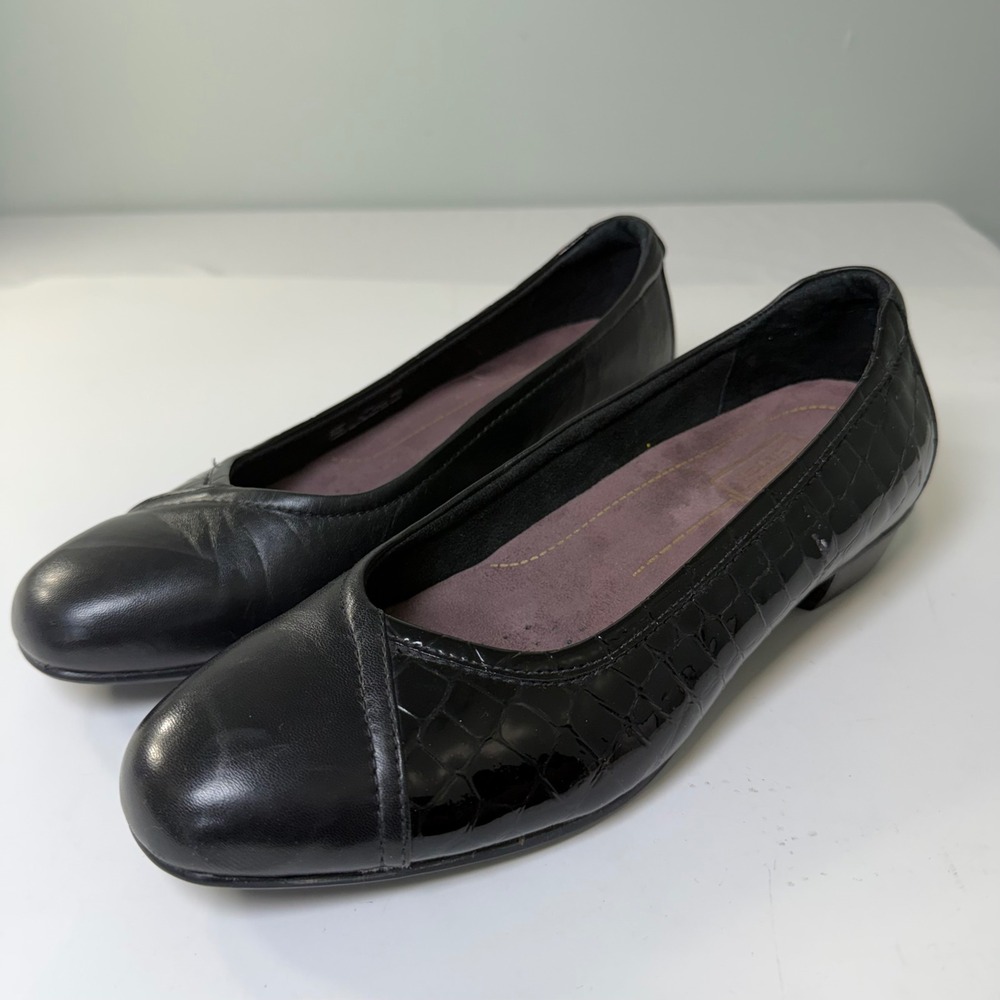 Clarks Everyday Womens 10W Black Leather Croc Embossed Low Heel Flats
